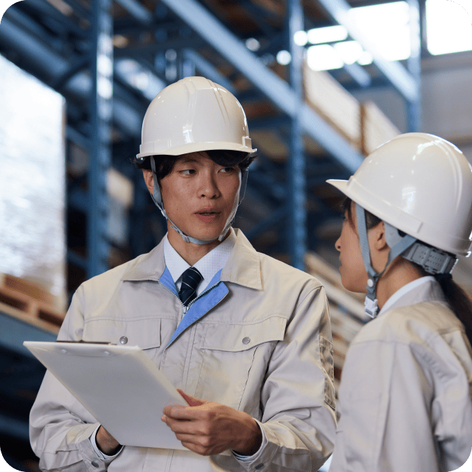 作業員が打ち合わせをしている写真