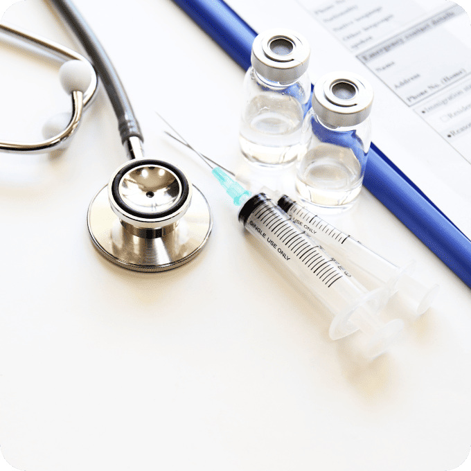 聴診器と注射器の写真