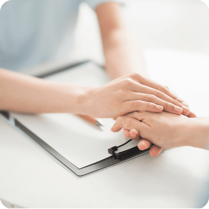 医師が手を握っている写真