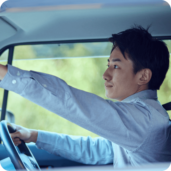 車に乗る男性の写真