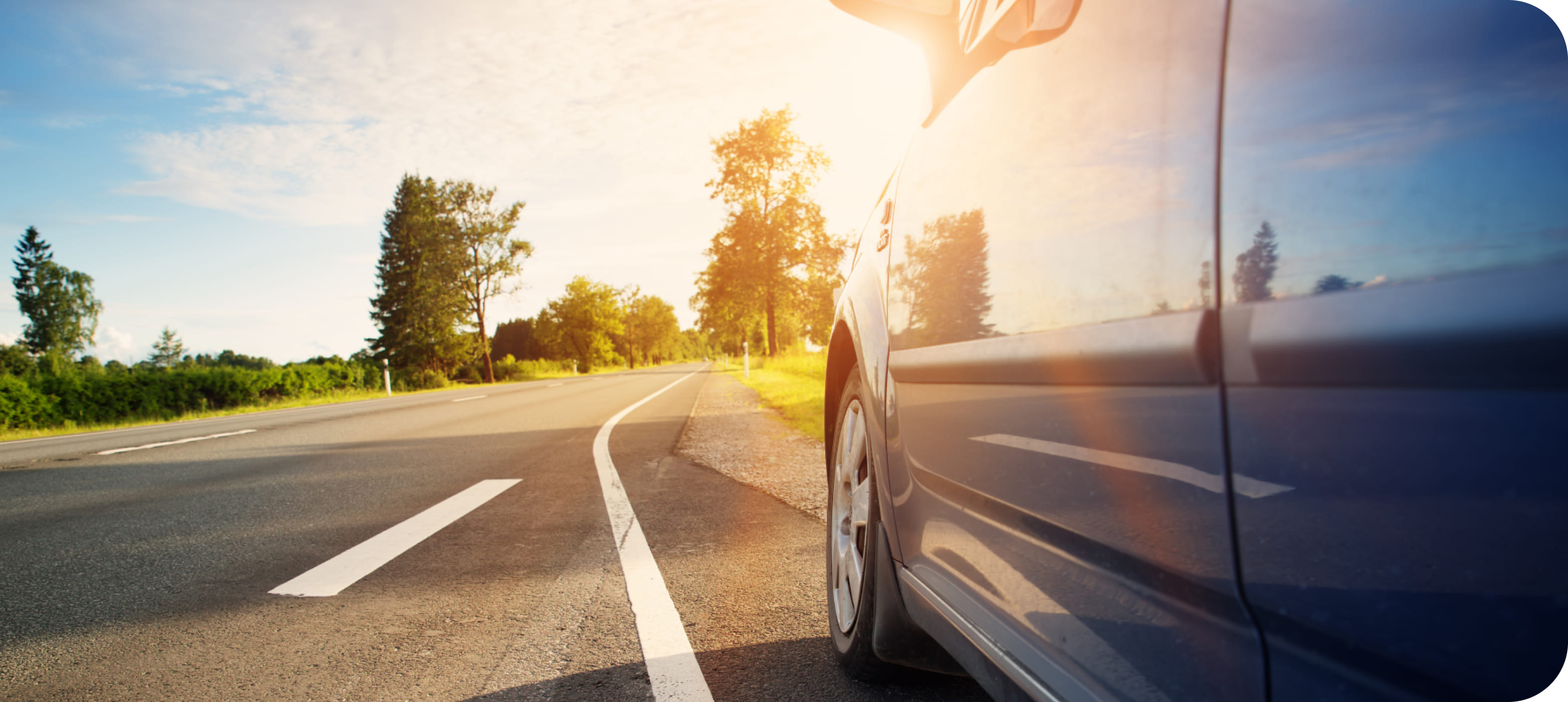 車が走っている風景